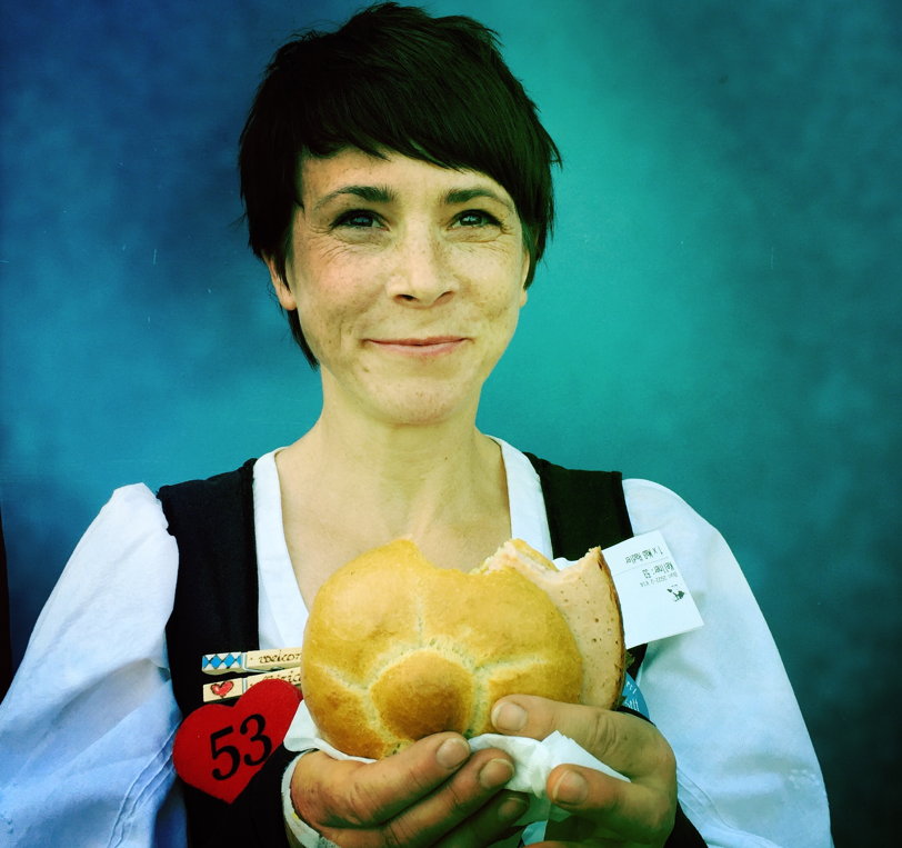 Miriam "Yammi" Smolka - Kellnerin